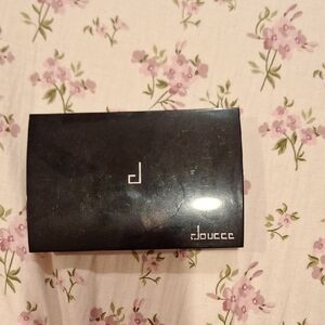 Doucce Elegant Black Compact